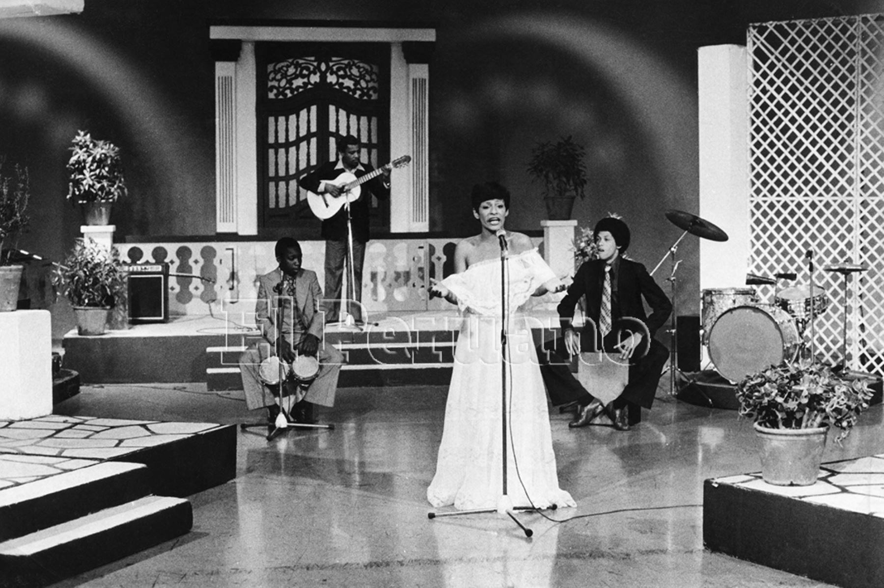 Cantante  Lucía de la Cruz en programa de música criolla en Telecentro (1979). Foto: Archivo Histórico de EL PERUANO /  Rómulo Luján