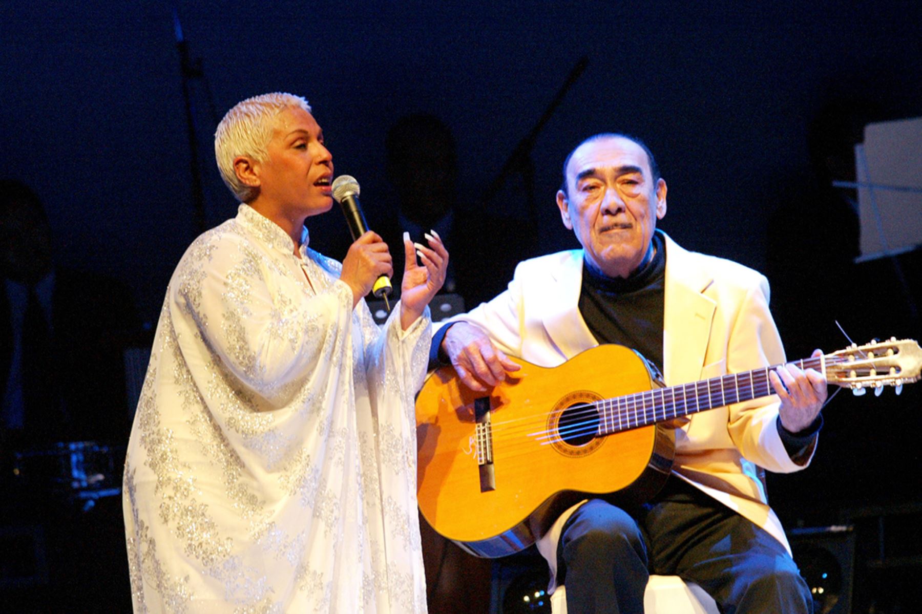 Lucía de la Cruz y Óscar Avilés en concierto (2005).  Foto: Difusión