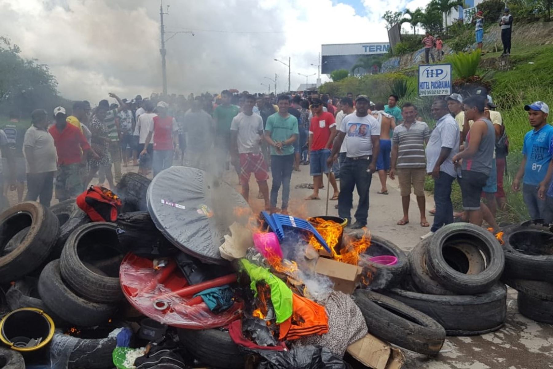 Residentes de la ciudad fronteriza brasileña de Pacaraima queman neumáticos y pertenencias de inmigrantes venezolanos Foto: AFP.