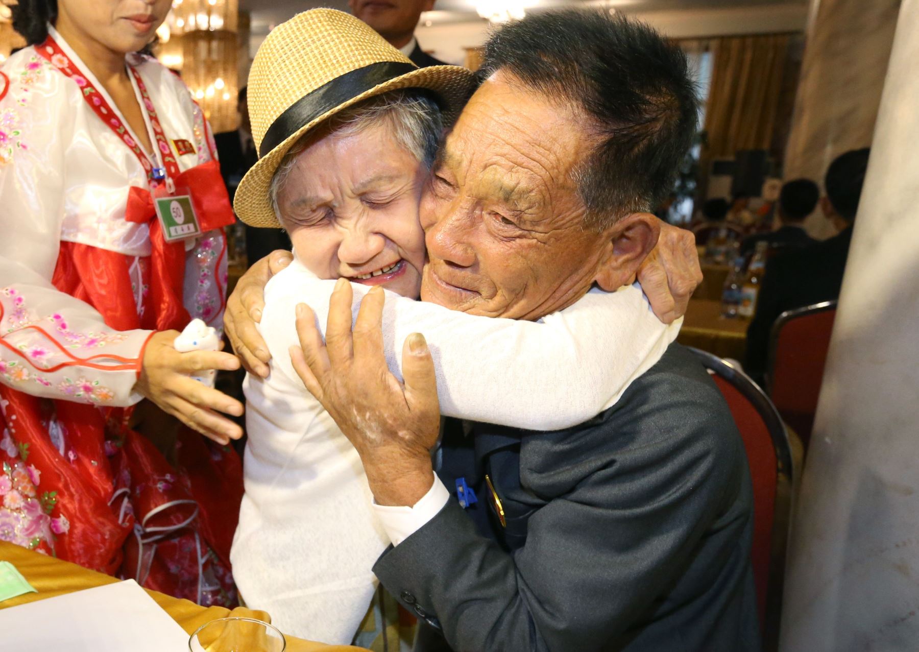La surcoreana Lee Keum-seom, de 92 años, se encuentra con su hijo norcoreano Ri Sung Chol, de 71 años Foto: AFP