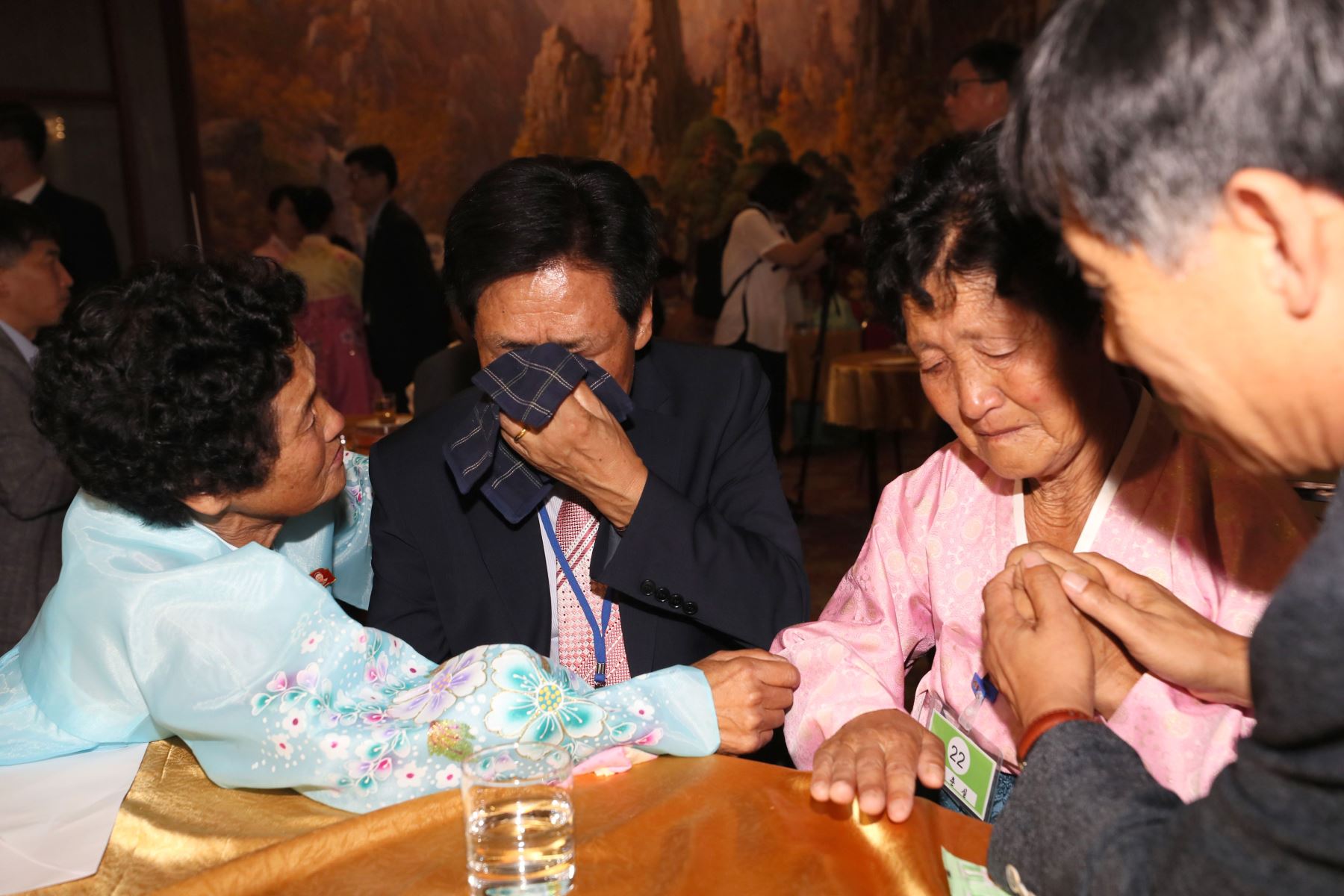 La surcoreana Lee Keum-seom, de 92 años, se encuentra con su hijo norcoreano Ri Sung Chol, de 71 años Foto: AFP