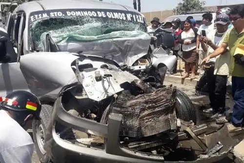 Fuerte colisión entre una minivan de placa M20-952, conducido por Lázaro Rimarachin Herrera (47), contra un camión tráiler de placa M1C-976, causó la muerte en el acto del chofer del primer vehículo.