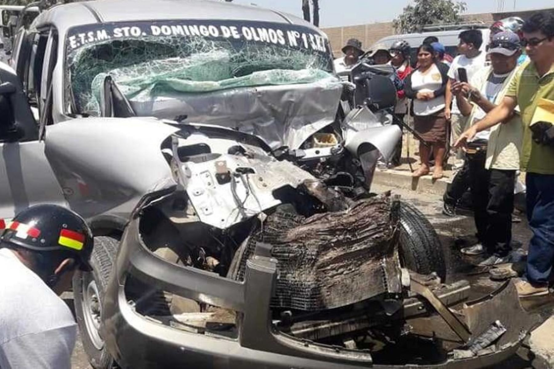Fuerte colisión entre una minivan de placa M20-952, conducido por Lázaro Rimarachin Herrera (47), contra un camión tráiler de placa M1C-976, causó la muerte en el acto del chofer del primer vehículo.