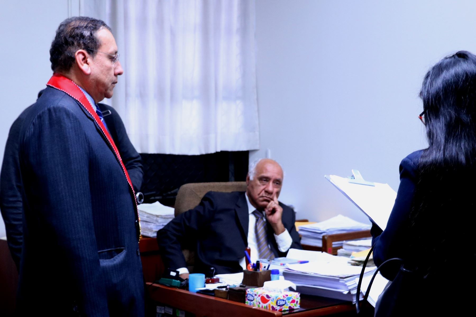 Detienen a al presidente de la Sexta Sala Superior con Reos Libres de la Corte Superior de Lima, Juan Emilio Gonzáles Chávez, recibiendo presunto soborno.