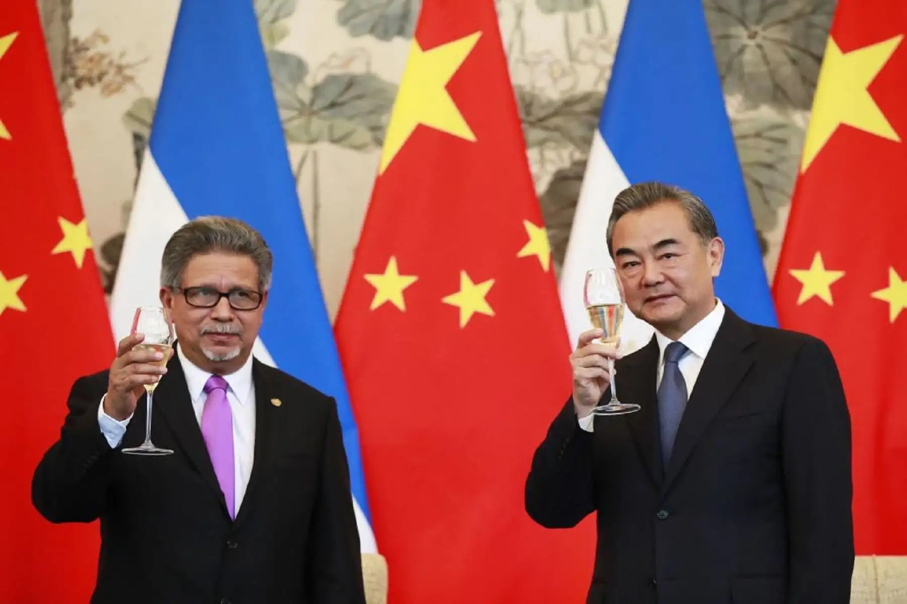 El Canciller de El Salvador Carlos Castañeda y su homólogo chino Wang Yi, presiden una ceremonia para establecer relaciones diplomáticas, en la Casa de Huéspedes del Estado Diaoyutai en Pekín (China) Foto: EFE