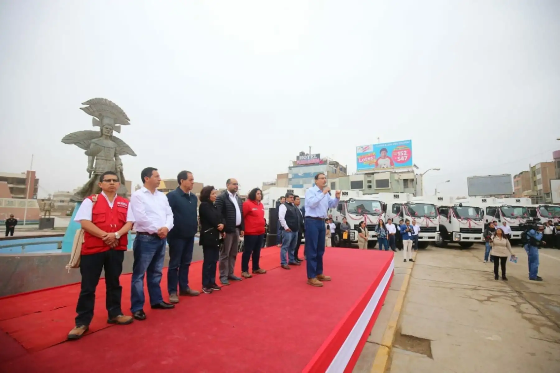 El presidente Vizcarra participó en la ceremonia de entrega de 10 compactadoras para la gestión de residuos sólidos en el distrito de José Leonardo Ortiz, provincia de Chiclayo, región Lambayeque.
La entrega de dicha maquinaria busca garantizar el servicio de limpieza pública en condiciones adecuadas, en beneficio de cerca de 200 mil habitantes de esa localidad. Foto: ANDINA/Prensa Presidencia