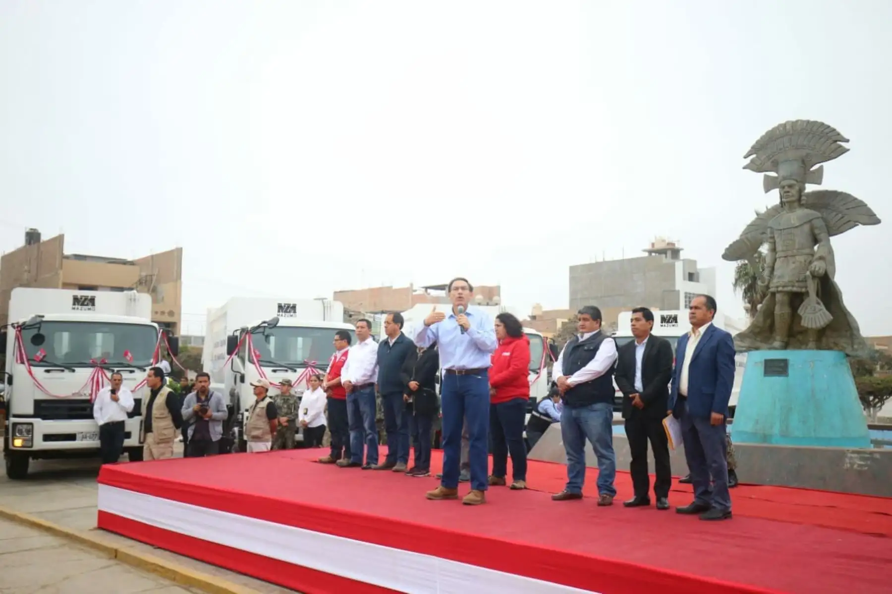 El presidente Vizcarra participó en la ceremonia de entrega de 10 compactadoras para la gestión de residuos sólidos en el distrito de José Leonardo Ortiz, provincia de Chiclayo, región Lambayeque.
La entrega de dicha maquinaria busca garantizar el servicio de limpieza pública en condiciones adecuadas, en beneficio de cerca de 200 mil habitantes de esa localidad. Foto: ANDINA/Prensa Presidencia