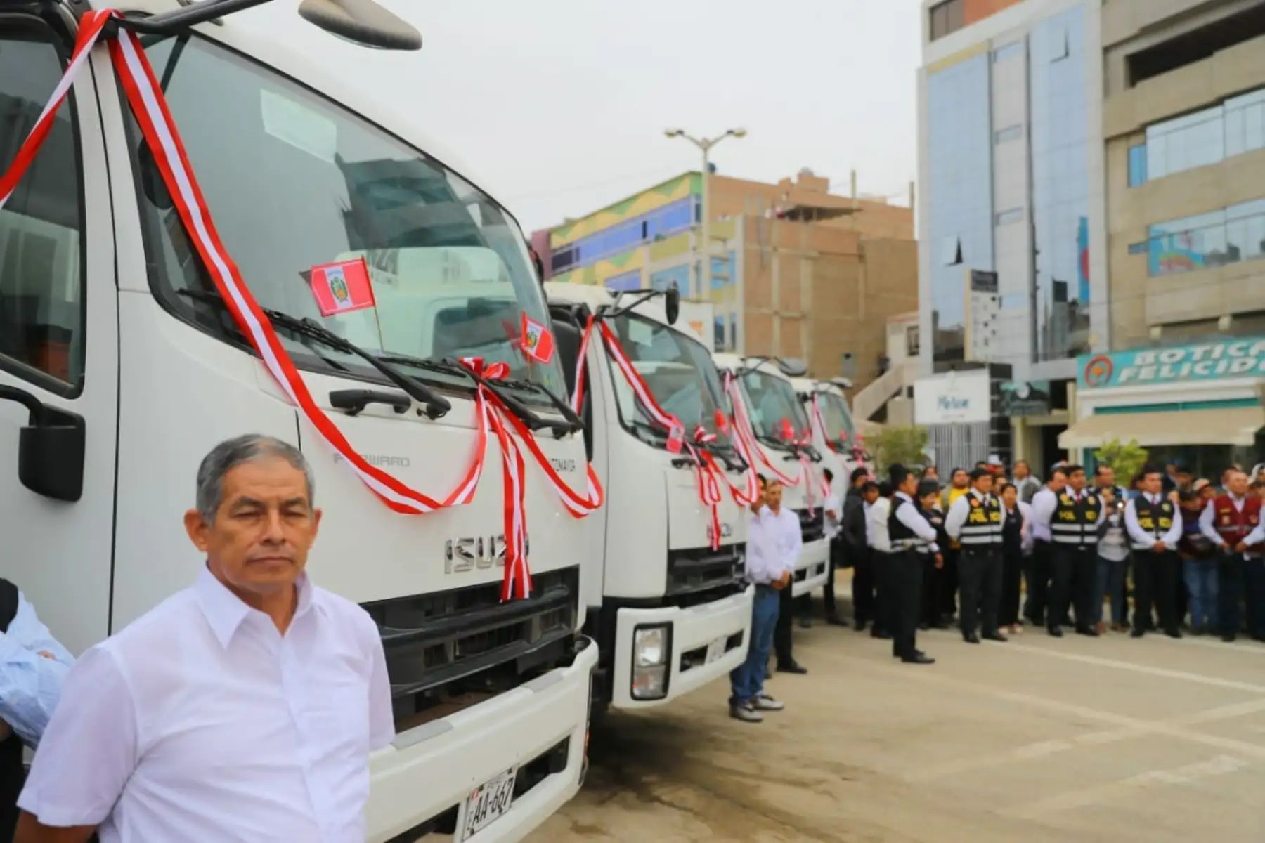 El presidente Vizcarra participó en la ceremonia de entrega de 10 compactadoras para la gestión de residuos sólidos en el distrito de José Leonardo Ortiz, provincia de Chiclayo, región Lambayeque.
La entrega de dicha maquinaria busca garantizar el servicio de limpieza pública en condiciones adecuadas, en beneficio de cerca de 200 mil habitantes de esa localidad. Foto: ANDINA/Prensa Presidencia