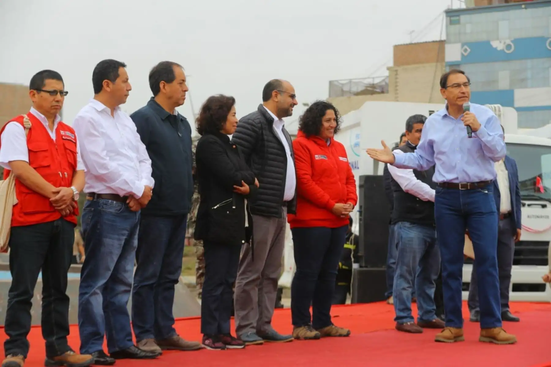 El presidente Vizcarra participó en la ceremonia de entrega de 10 compactadoras para la gestión de residuos sólidos en el distrito de José Leonardo Ortiz, provincia de Chiclayo, región Lambayeque.
La entrega de dicha maquinaria busca garantizar el servicio de limpieza pública en condiciones adecuadas, en beneficio de cerca de 200 mil habitantes de esa localidad. Foto: ANDINA/Prensa Presidencia
