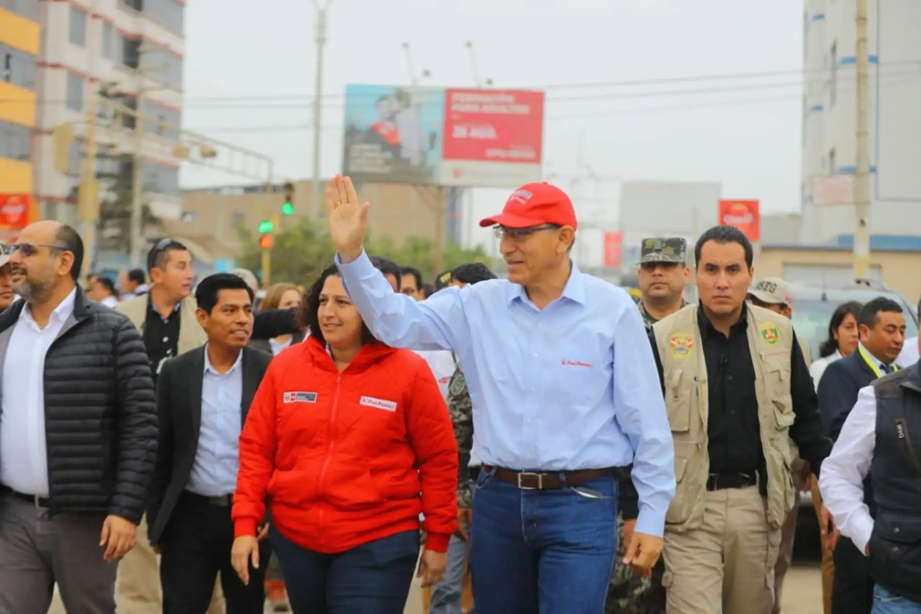 El presidente Vizcarra participó en la ceremonia de entrega de 10 compactadoras para la gestión de residuos sólidos en el distrito de José Leonardo Ortiz, provincia de Chiclayo, región Lambayeque.
La entrega de dicha maquinaria busca garantizar el servicio de limpieza pública en condiciones adecuadas, en beneficio de cerca de 200 mil habitantes de esa localidad. Foto: ANDINA/Prensa Presidencia