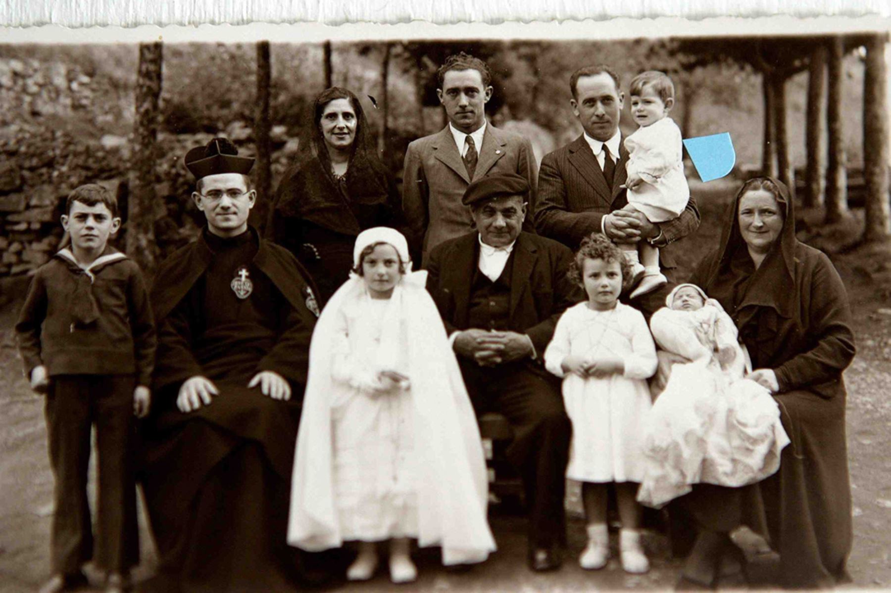 Miguel Irizar (señalado con marca celeste) con su familia en España. Foto: Archivo Familiar