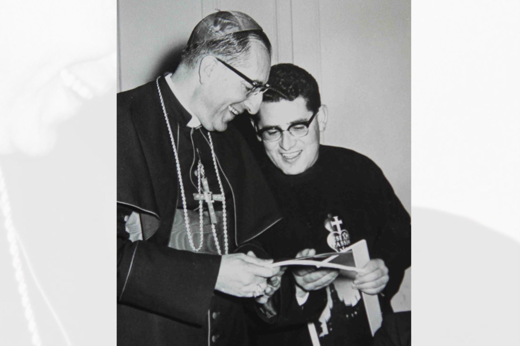 Monseñor Miguel Irizar Campos  junto al cardenal Juan Landázuri Ricketts. Foto: Archivo Familiar