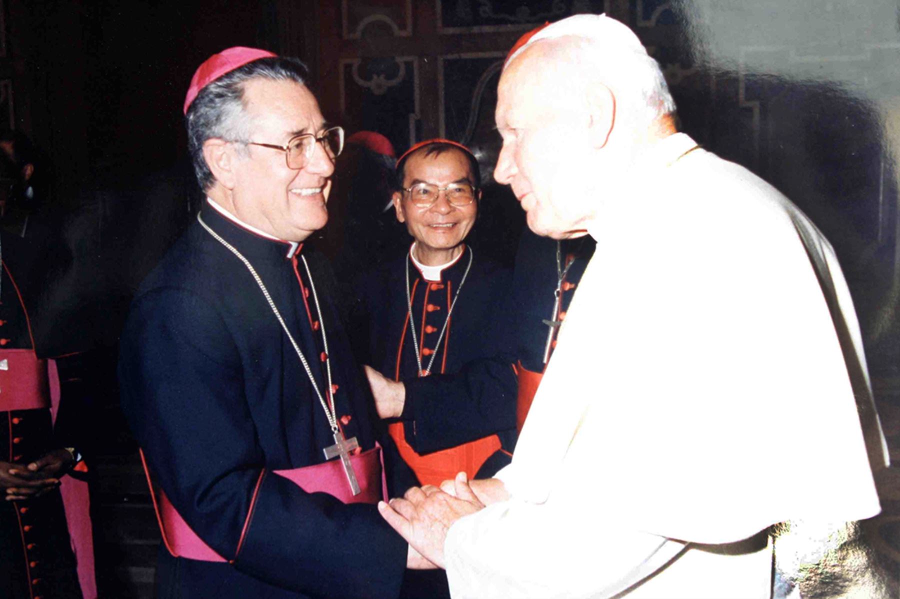 Monseñor Miguel Irizar Campos saludando al Papa Juan Pablo II. Foto: Archivo Familiar