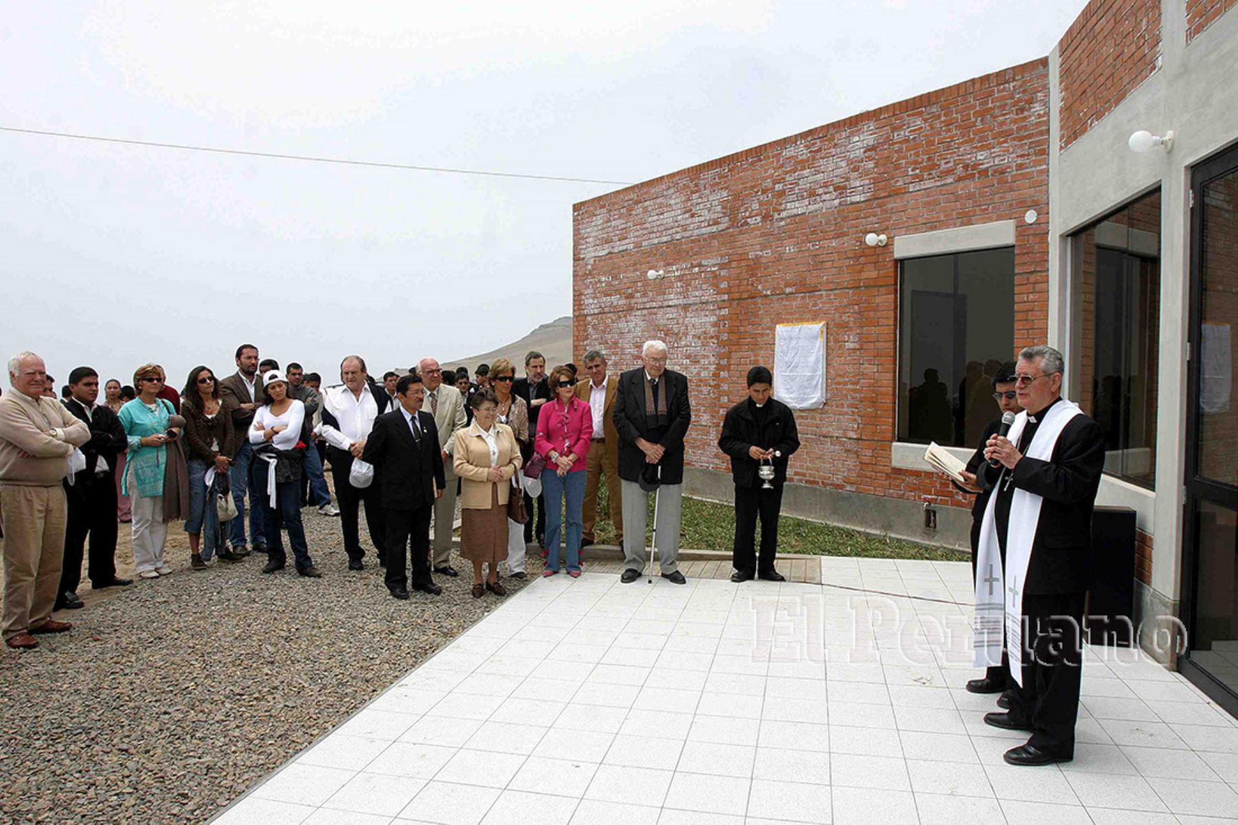 Monseñor Miguel Irizar bendice los nuevos pabellones de la Universidad Laboral de Pachacútec en Ventanilla (2005). Foto: Diario EL PERUANO / Ricardo Choy