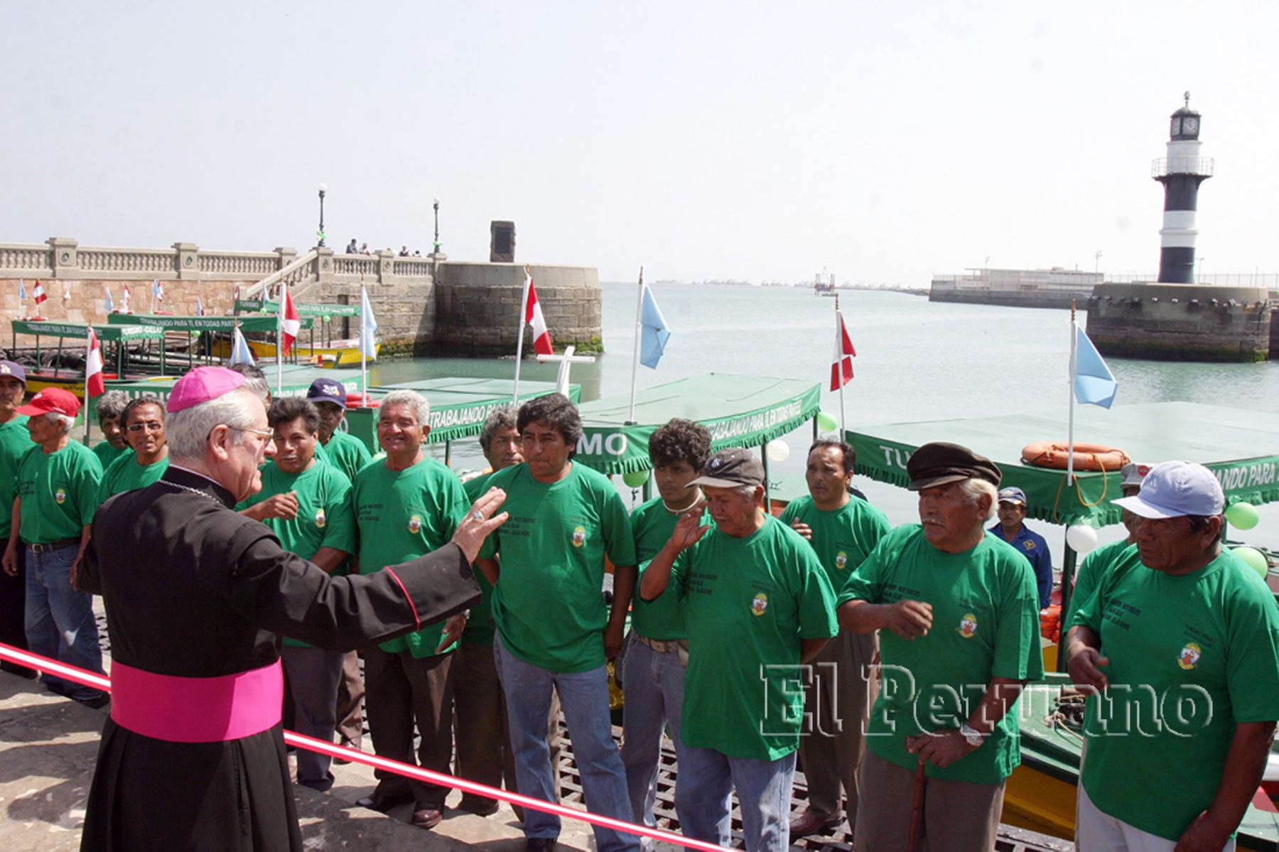 Monseñor Miguel Irizar bendice a trabajadores y sus nuevas embarcaciones para  paseo en bote en la bahía del Callao (2007). Foto: Diario EL PERUANO / Norman Córdova