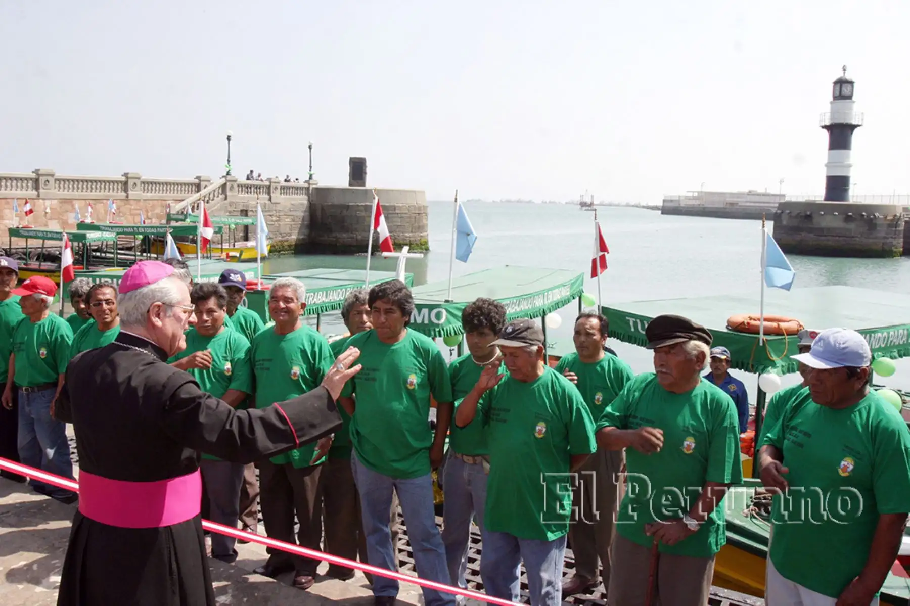 Monseñor Miguel Irizar bendice a trabajadores y sus nuevas embarcaciones para  paseo en bote en la bahía del Callao (2007). Foto: Diario EL PERUANO / Norman Córdova