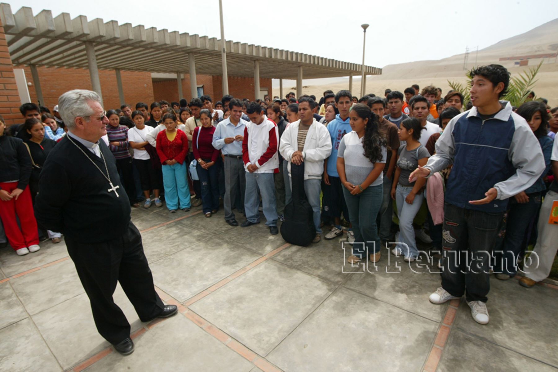 Monseñor Miguel Irízar conversa con jóvenes del Centro de Estudios  y Desarrollo Comunitario en Pachacútec, Ventanilla (2008). Foto: Diario EL PERUANO / Rubén Grandez