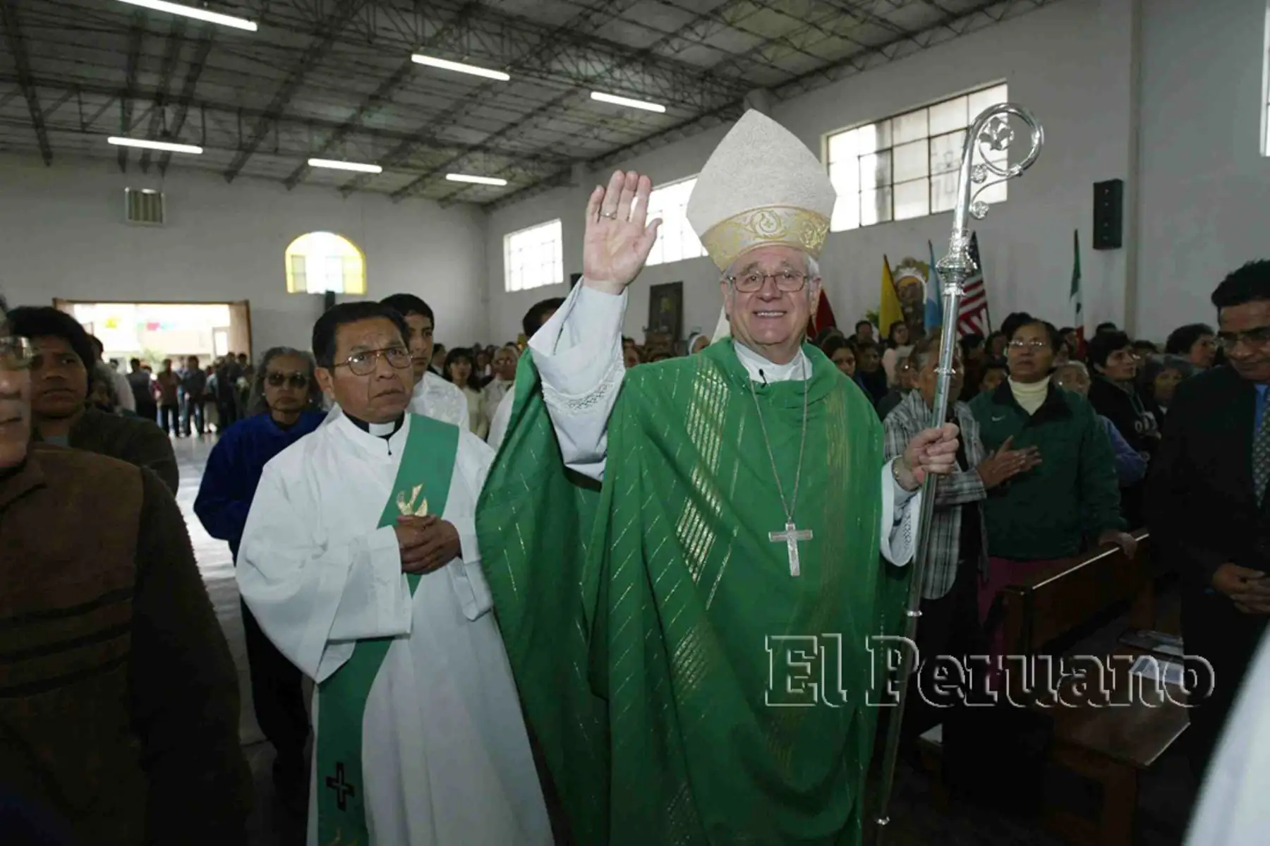 Monseñor Miguel Irizar celebra misa por el Día del Migrante en la Parroquia Nuestra Señora del Perpetuo Socorro del Callao (2004). Foto: Diario EL PERUANO / Pedro Cárdenas