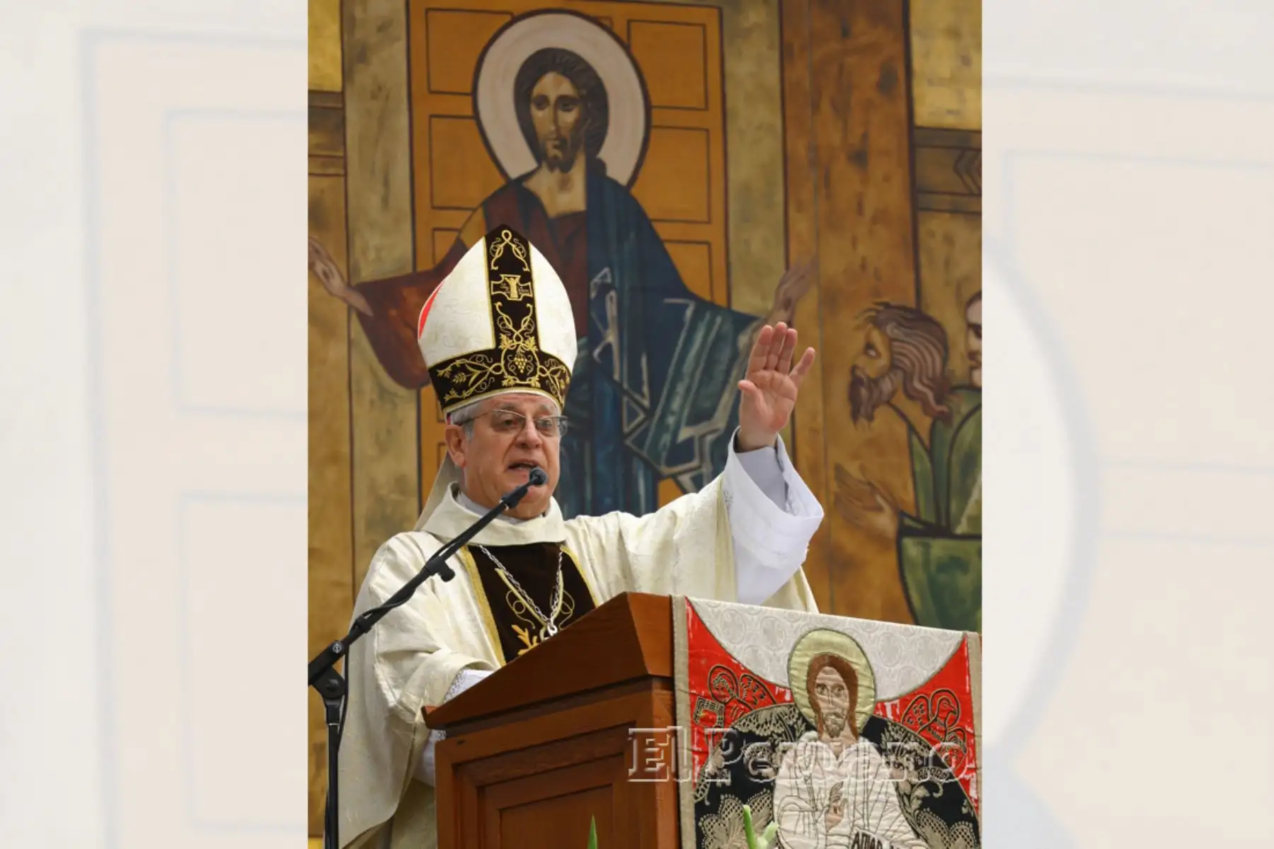 Monseñor Miguel Irízar oficia misa en honor al Señor del Mar, Patrono del Callao (2008). Foto: Diario EL PERUANO / Héctor Vinces