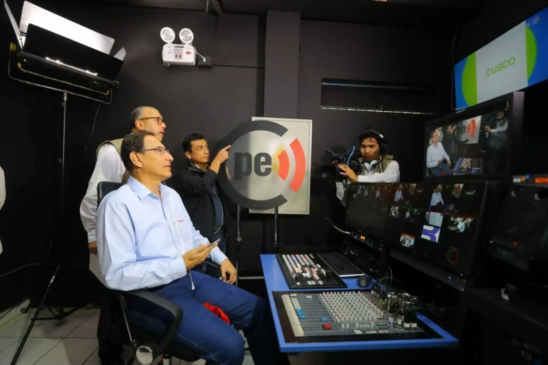 El jefe de Estado, Martín Vizcarra ,arribó a la región Piura, donde inaugurará la señal de Televisión Digital Terrestre que funcionará en seis ciudades del país: Piura, Chiclayo, Trujillo, Huancayo, Arequipa y Cusco.Foto: ANDINA/Prensa Presidencia