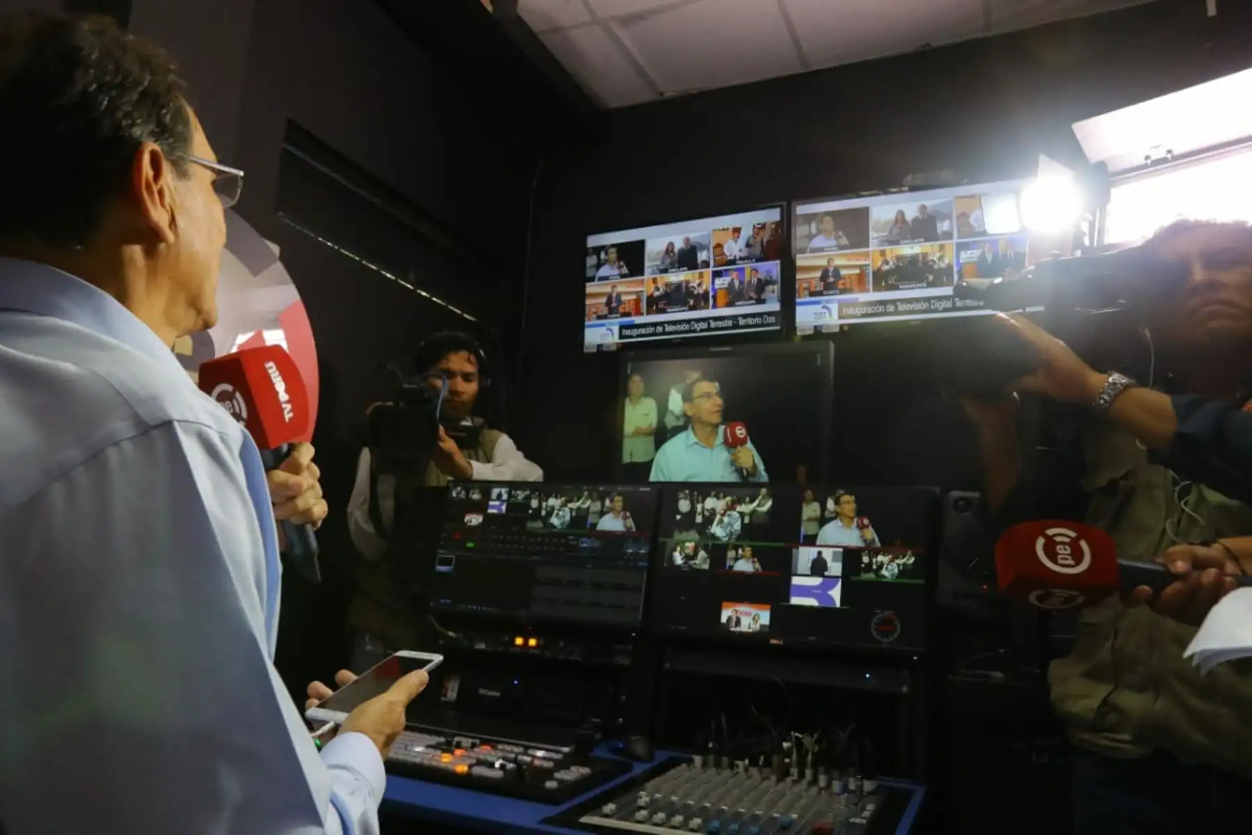 El jefe de Estado, Martín Vizcarra ,arribó a la región Piura, donde inaugurará la señal de Televisión Digital Terrestre que funcionará en seis ciudades del país: Piura, Chiclayo, Trujillo, Huancayo, Arequipa y Cusco.Foto: ANDINA/Prensa Presidencia