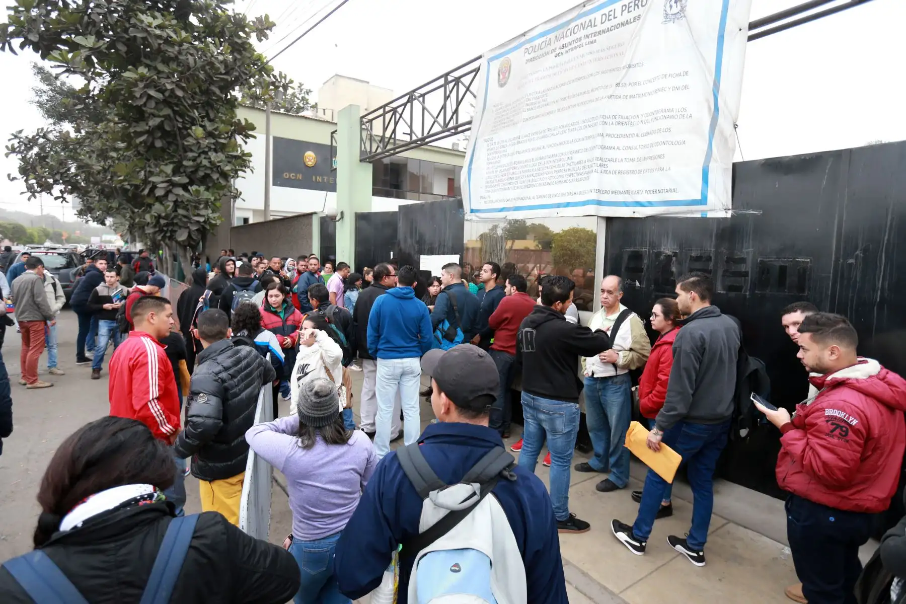 En las oficinas del Interpol fueron atendidos venezolanos, en Surco, para que se les dé el acceso a poder tramitar los antecedentes .Foto: ANDINA/Norman Córdova