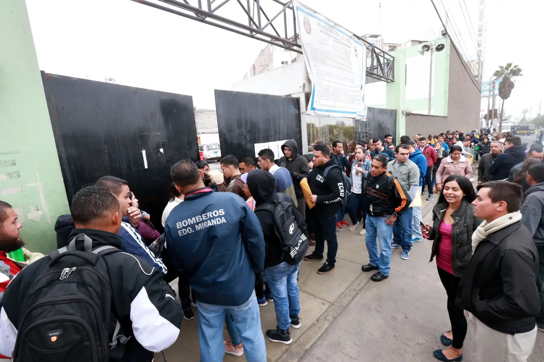 En las oficinas del Interpol fueron atendidos venezolanos, en Surco, para que se les dé el acceso a poder tramitar los antecedentes .Foto: ANDINA/Norman Córdova