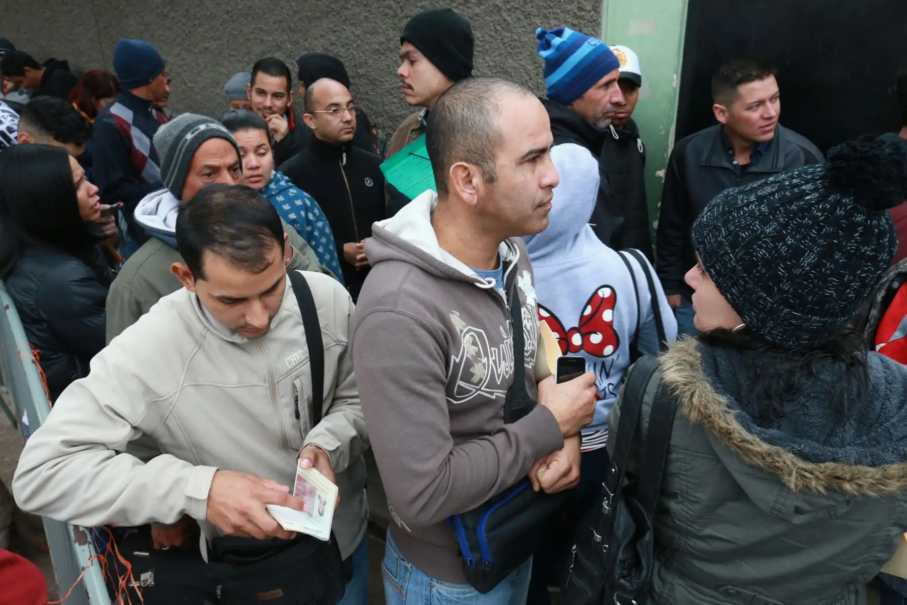 En las oficinas del Interpol fueron atendidos venezolanos, en Surco, para que se les dé el acceso a poder tramitar los antecedentes .Foto: ANDINA/Norman Córdova