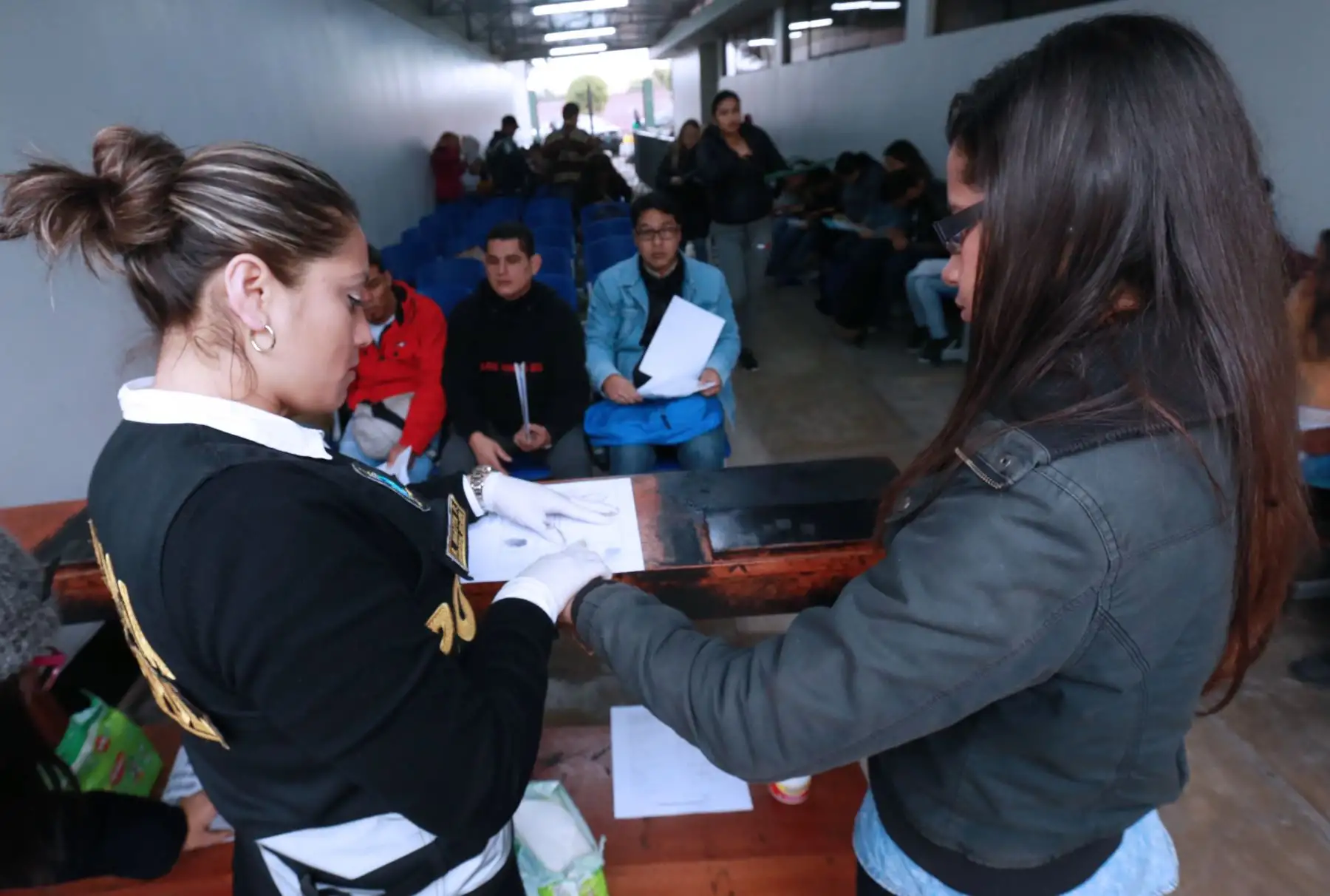 En las oficinas del Interpol fueron atendidos venezolanos, en Surco, para que se les dé el acceso a poder tramitar los antecedentes .Foto: ANDINA/Norman Córdova
