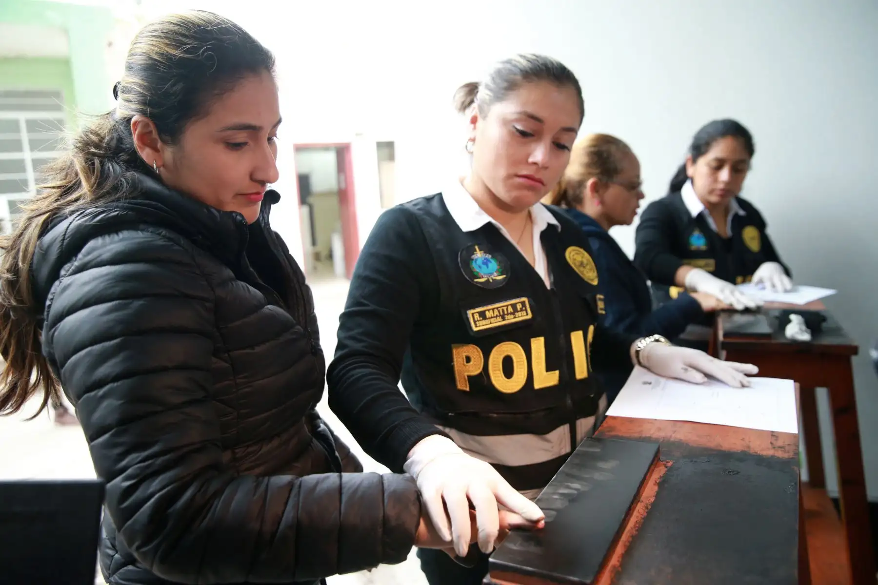 En las oficinas del Interpol fueron atendidos venezolanos, en Surco, para que se les dé el acceso a poder tramitar los antecedentes .Foto: ANDINA/Norman Córdova