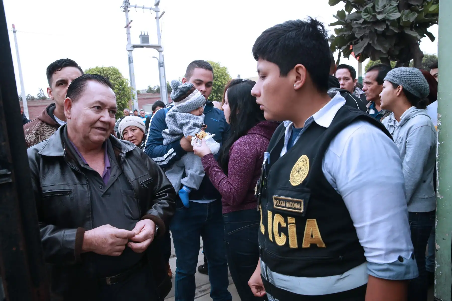 En las oficinas del Interpol fueron atendidos venezolanos, en Surco, para que se les dé el acceso a poder tramitar los antecedentes .Foto: ANDINA/Norman Córdova