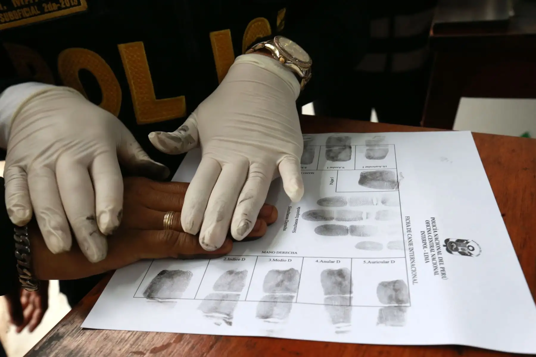 En las oficinas del Interpol fueron atendidos venezolanos, en Surco, para que se les dé el acceso a poder tramitar los antecedentes .Foto: ANDINA/Norman Córdova