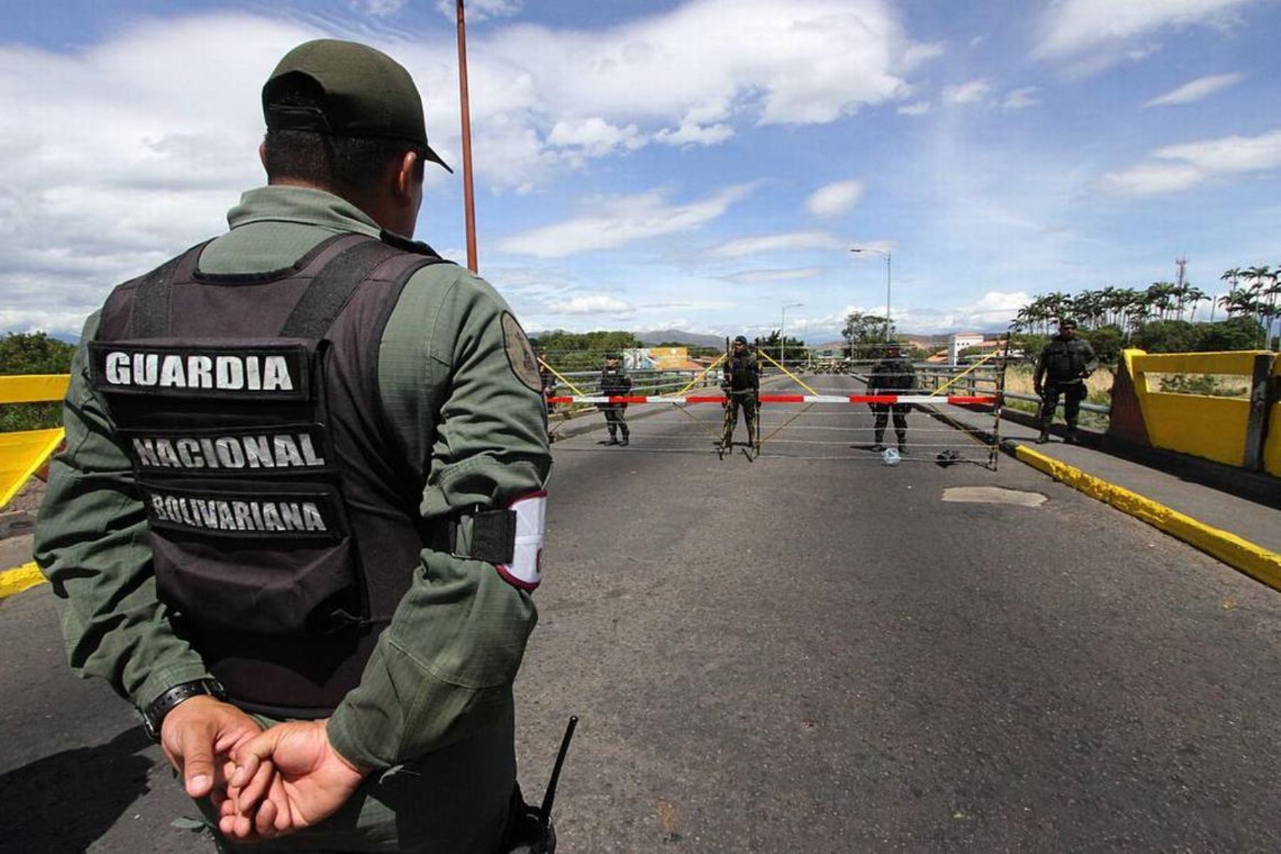 Oficiales de la Guardia Nacional Bolivariana custodian la frontera colombo-venezolana. Foto: Efe.