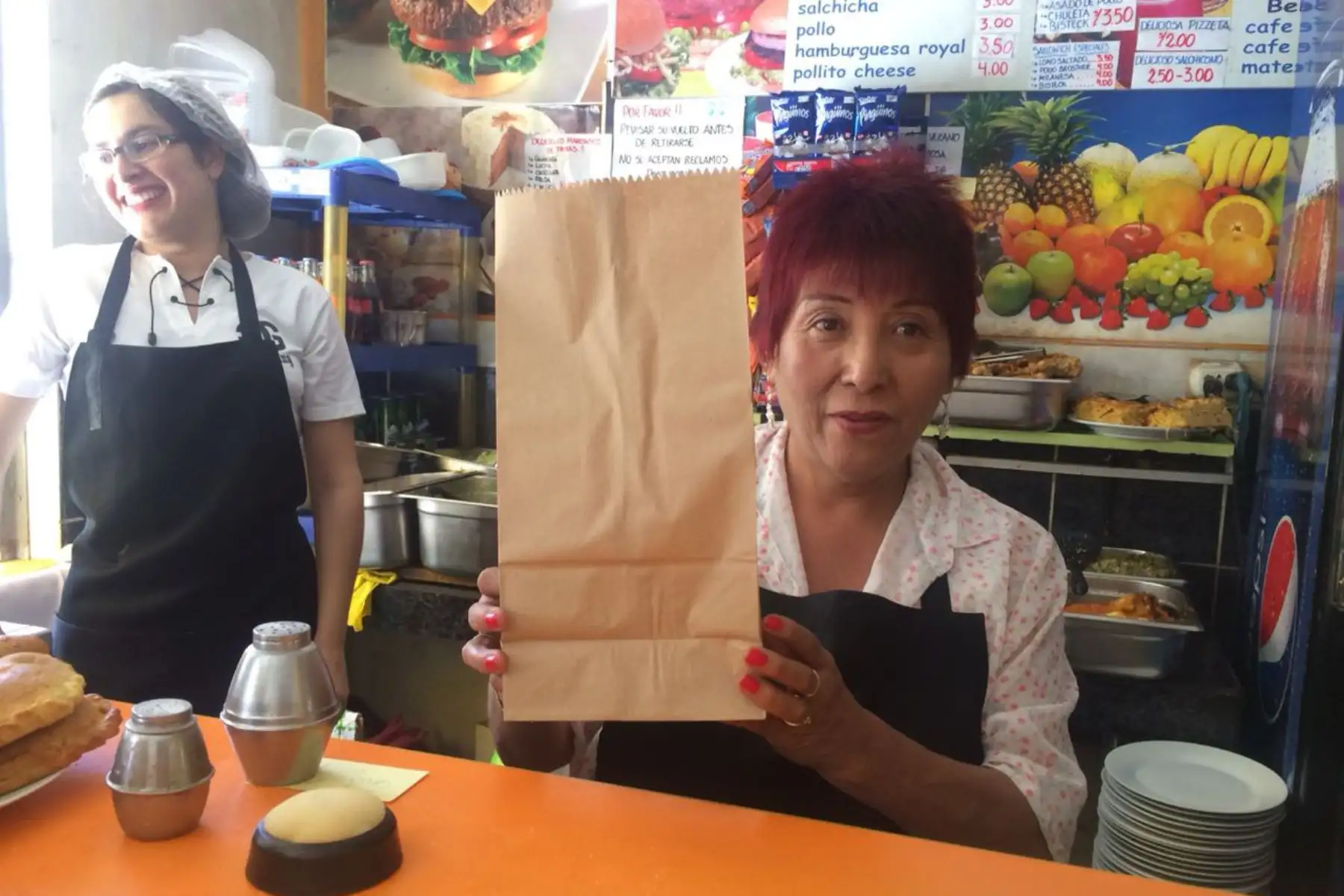 Con bolsas de papel y vasos de vidrio reemplazan a los envases de plástico y tecnopor prohibidos en la UNSA de Arequipa. Foto: ANDINA.