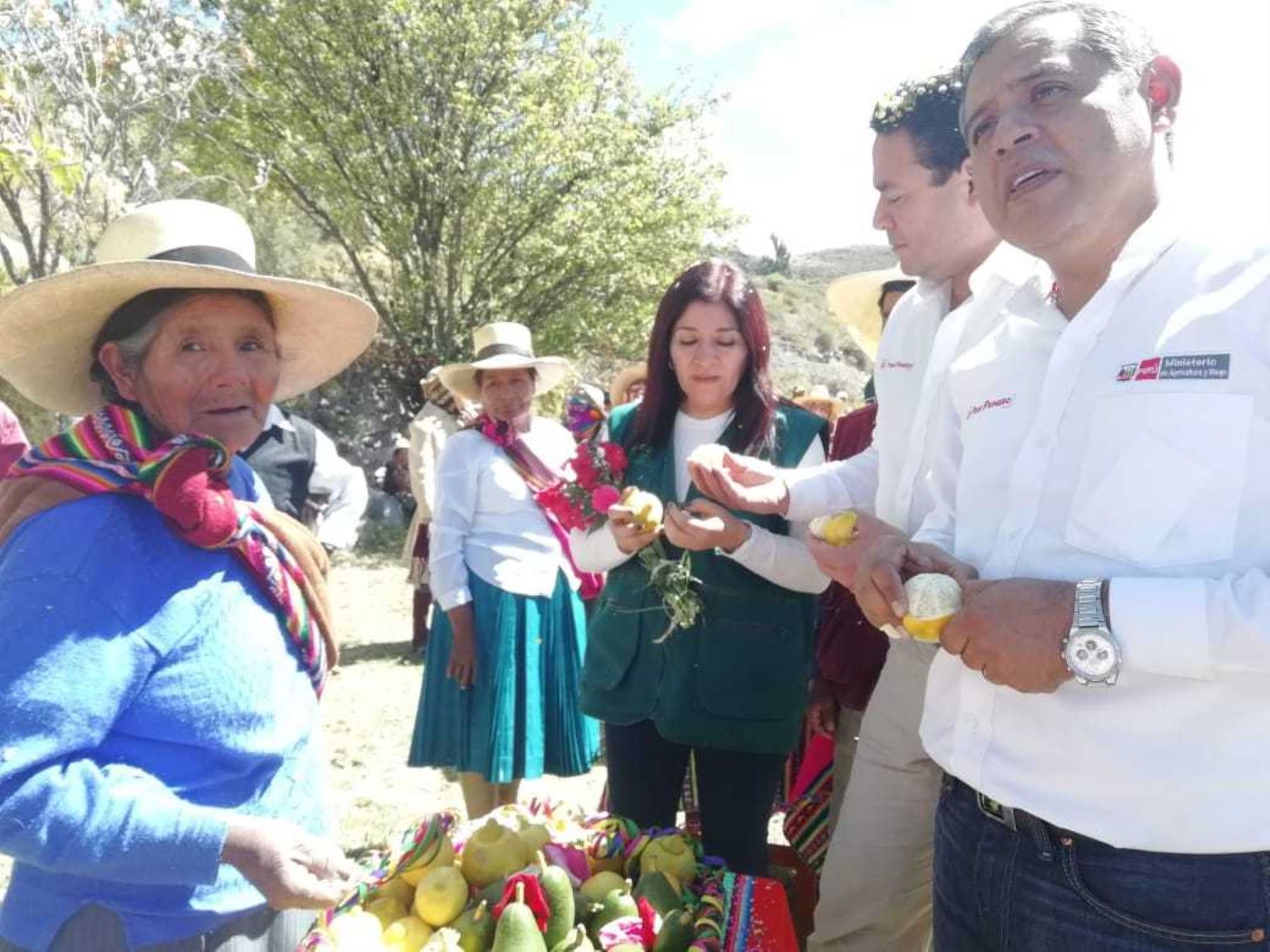 Como parte de una gira de trabajo por las regiones de Moquegua y Arequipa, el ministro de Agricultura y Riego, Gustavo Mostajo, inauguró obras de infraestructura de riego para potenciar la pequeña agricultura y para que esta acceda a nuevos mercados.