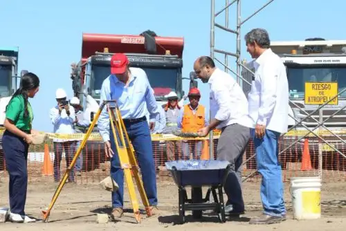El Presidente Martín Vizcarra y el ministro de Educación, Daniel Alfaro, dieron inicio hoy a las obras del Colegio de Alto Rendimiento (COAR) Piura, que se construirá con una inversión de 65 millones 693,400 soles mediante la modalidad de Obras por Impuestos.