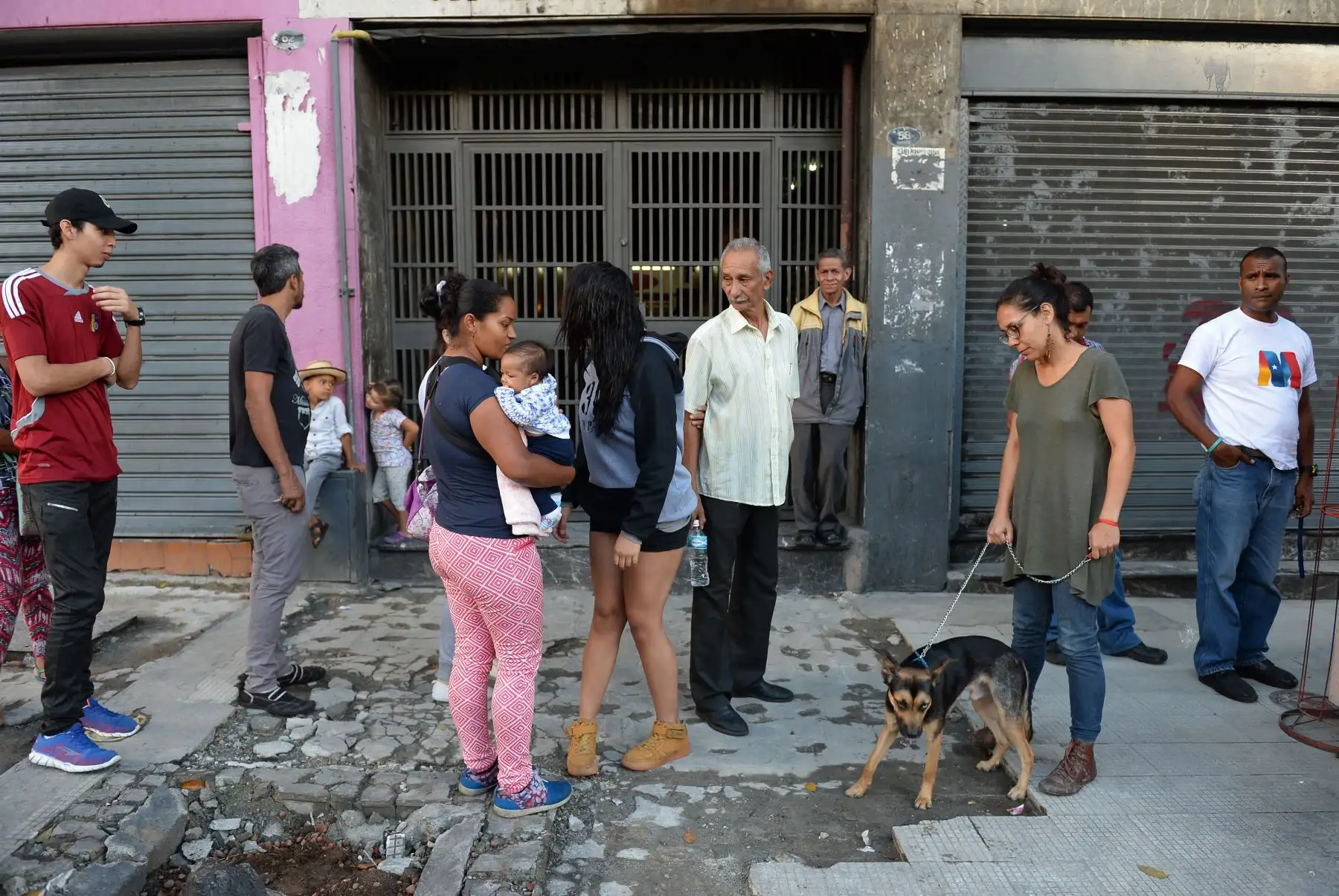 La gente espera en las calles luego de evacuar los edificios durante un terremoto de magnitud 7.0 que azotó el estado venezolano de Sucre, noreste de Venezuela, según el Servicio Geológico de los EE. UU.Foto: AFP