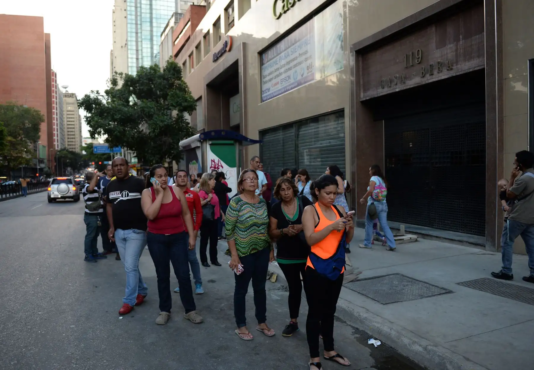 La gente espera en las calles luego de evacuar los edificios durante un terremoto de magnitud 7.0 que azotó el estado venezolano de Sucre, noreste de Venezuela, según el Servicio Geológico de los EE. UU.Foto: AFP