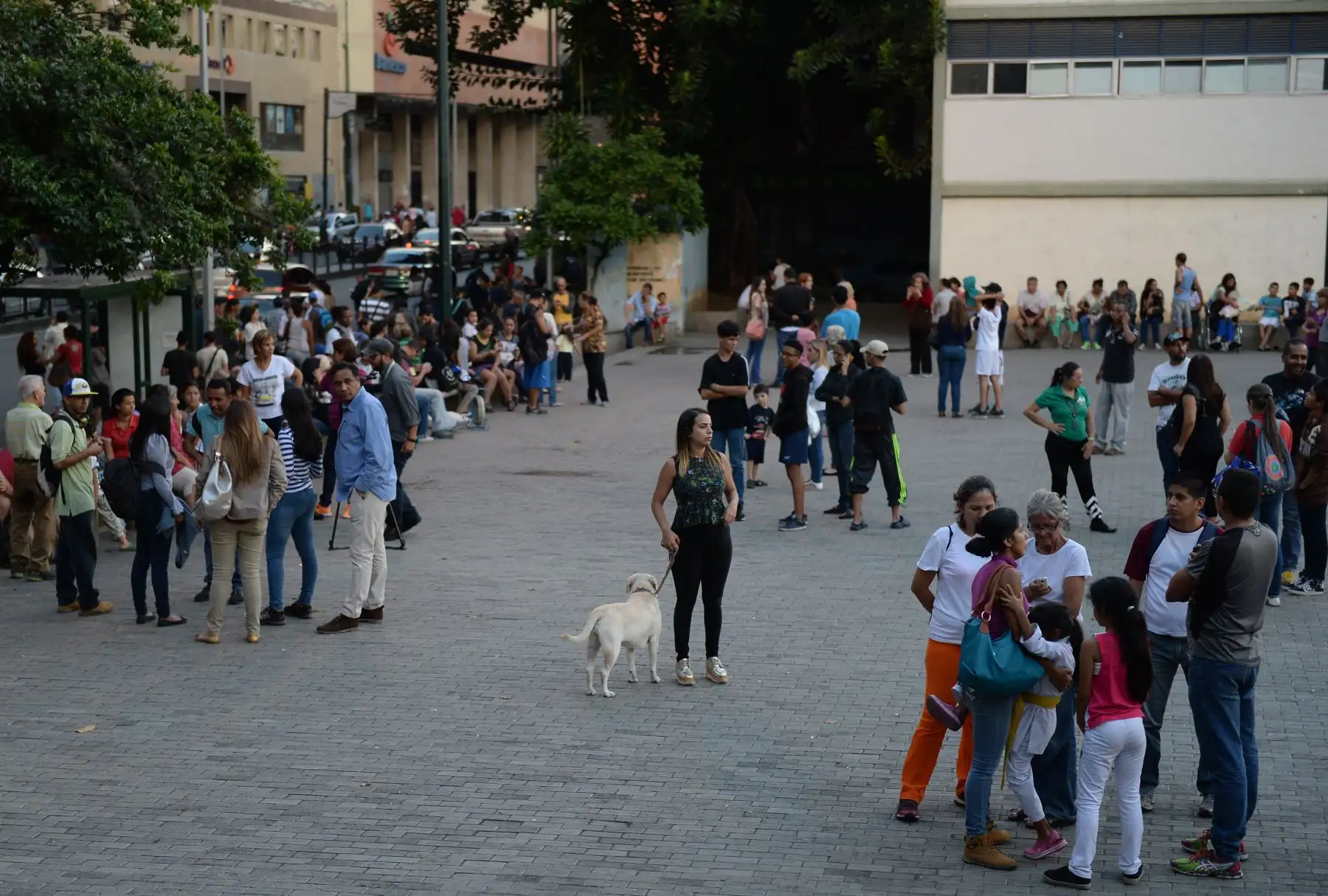 La gente espera en las calles luego de evacuar los edificios durante un terremoto de magnitud 7.0 que azotó el estado venezolano de Sucre, noreste de Venezuela, según el Servicio Geológico de los EE. UU.Foto: AFP