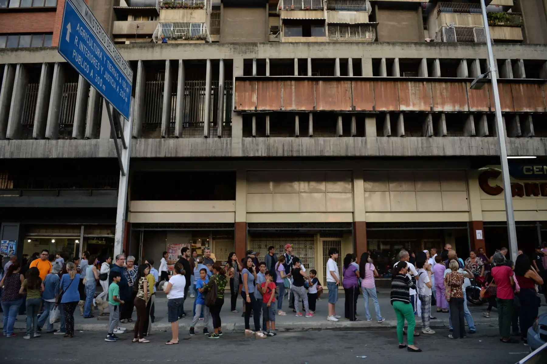 La gente espera en las calles luego de evacuar los edificios durante un terremoto de magnitud 7.0 que azotó el estado venezolano de Sucre, noreste de Venezuela, según el Servicio Geológico de los EE. UU.Foto: AFP