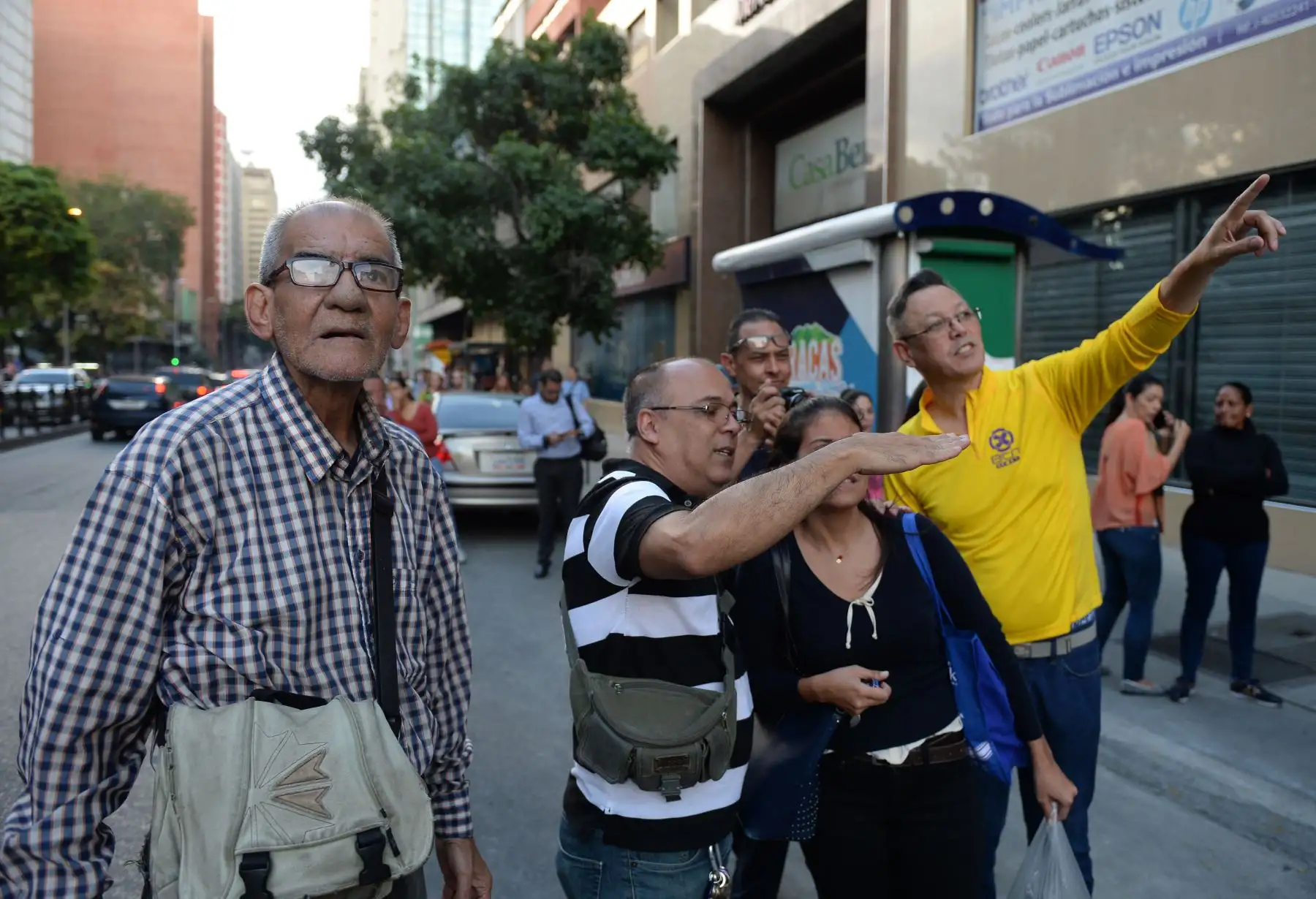 La gente espera en las calles luego de evacuar los edificios durante un terremoto de magnitud 7.0 que azotó el estado venezolano de Sucre, noreste de Venezuela, según el Servicio Geológico de los EE. UU.Foto: AFP