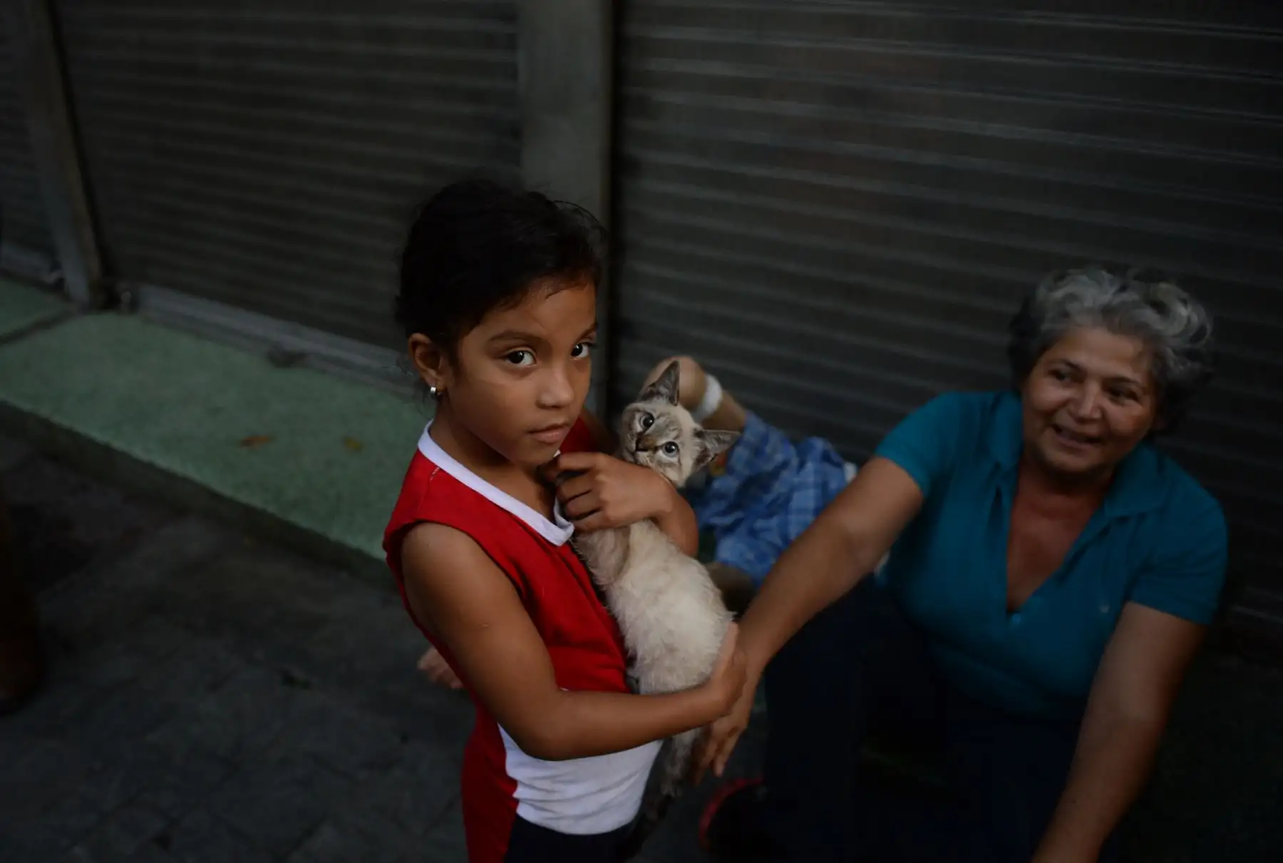 La gente espera en las calles luego de evacuar los edificios durante un terremoto de magnitud 7.0 que azotó el estado venezolano de Sucre, noreste de Venezuela, según el Servicio Geológico de los EE. UU.Foto: AFP