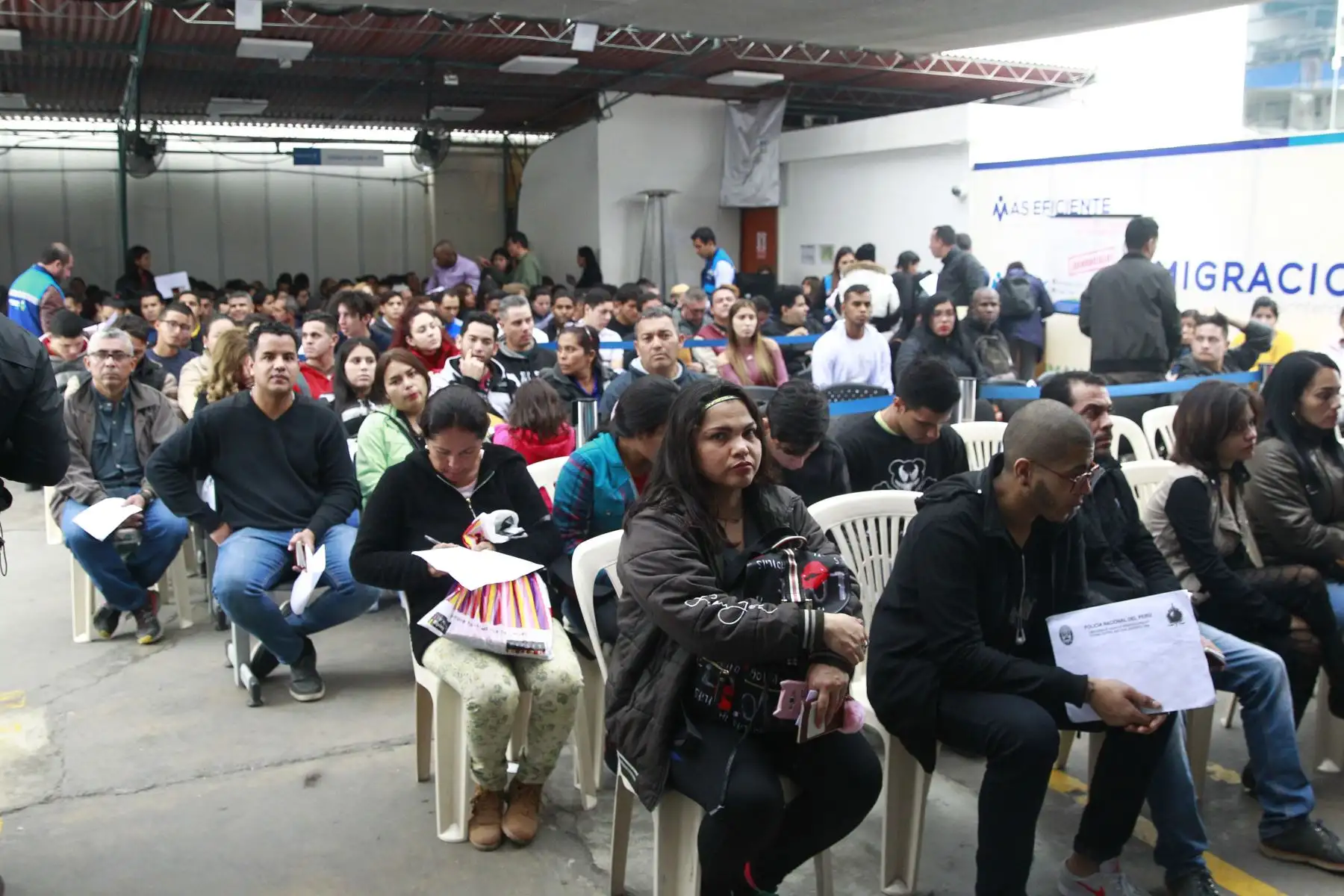 Ciudadanos venezolanos realizan trámites en las oficinas de Migraciones para regularizar el (PPT) Permiso Temporal de permanencia. Foto: ANDINA/Eddy Ramos