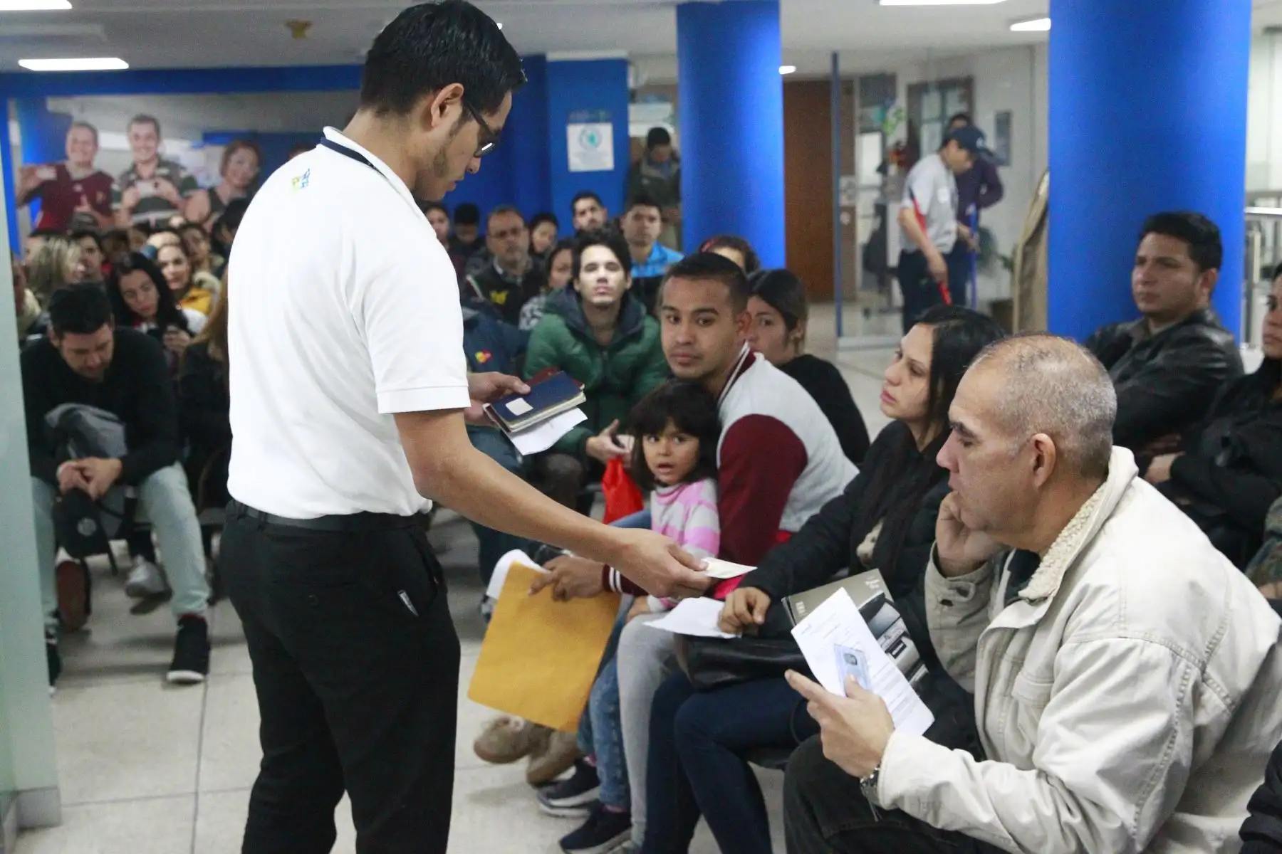Ciudadanos venezolanos realizan trámites en las oficinas de Migraciones para regularizar el (PPT) Permiso Temporal de permanencia. Foto: ANDINA/Eddy Ramos
