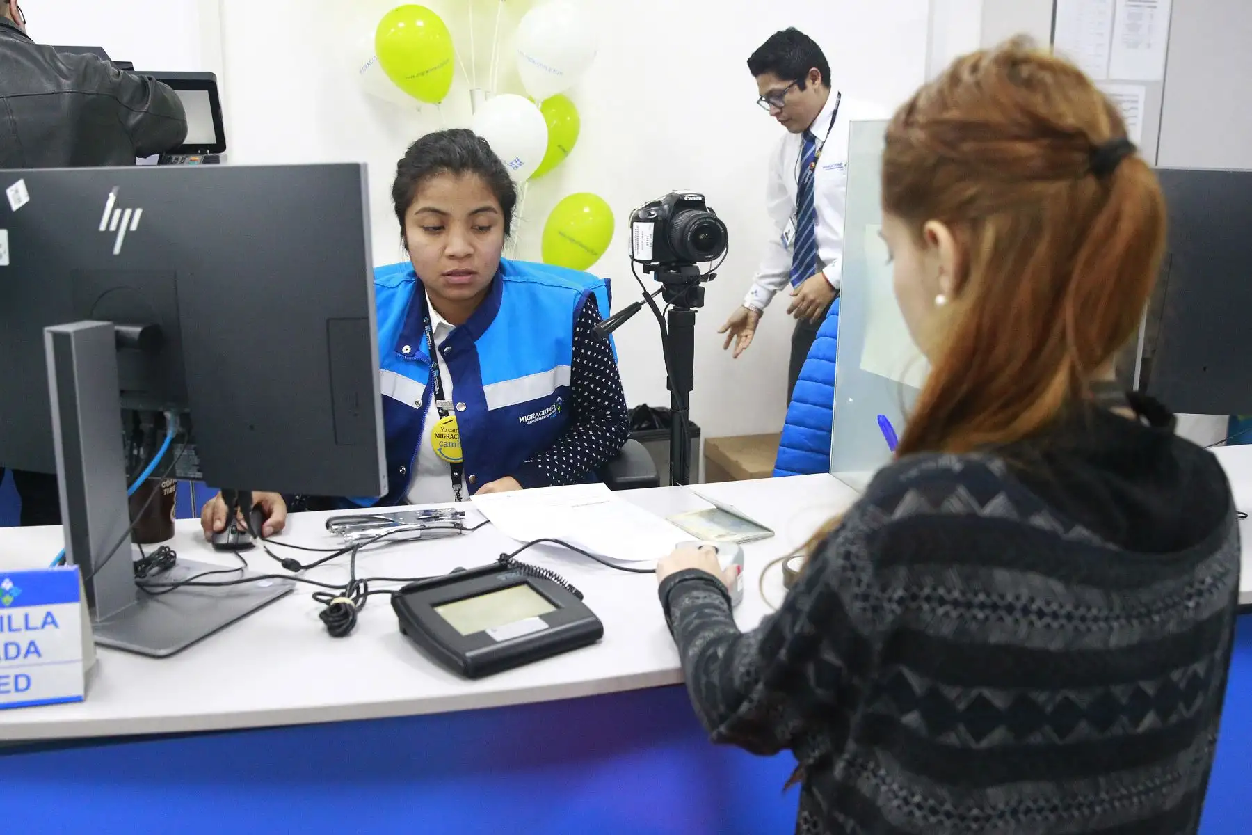 Ciudadanos venezolanos realizan trámites en las oficinas de Migraciones para regularizar el (PPT) Permiso Temporal de permanencia. Foto: ANDINA/Eddy Ramos