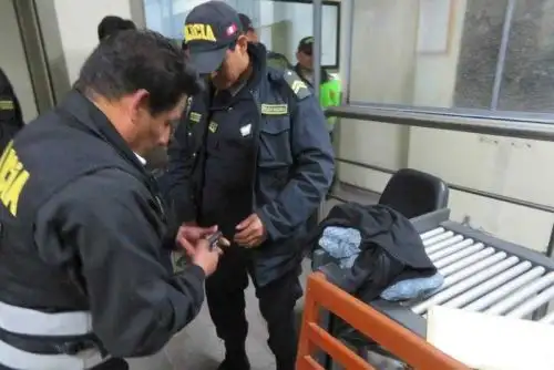 El nerviosismo delató a un efectivo de la Policía que fue sorprendido por personal del Instituto Nacional Penitenciario (Inpe) con un teléfono celular y accesorios que estaban ocultos en su vestimenta, cuando intentaba ingresar al penal de varones.
