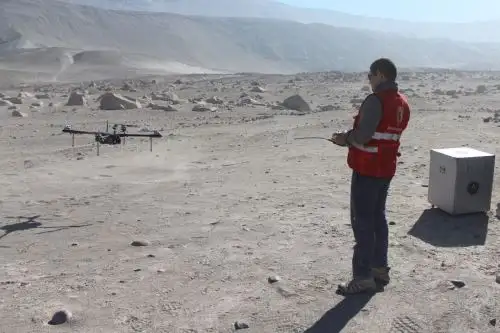 Con el uso de drones, el equipo de cartografía especial del Instituto Geográfico Nacional (IGN) realizó el levantamiento fotográfico en 10 kilómetros cuadrados de la zona arqueológica Toro Muerto, considerado el más grande yacimiento de arte rupestre del Perú y el mundo, con el objetivo de elaborar modelos en 3D del terreno y una ortofoto de la zona.