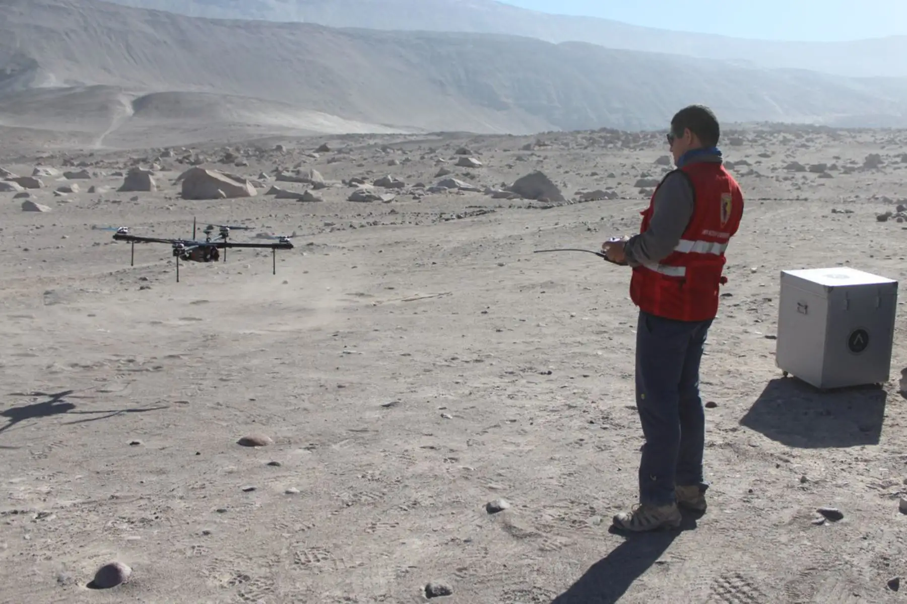 Con el uso de drones, el equipo de cartografía especial del Instituto Geográfico Nacional (IGN) realizó el levantamiento fotográfico en 10 kilómetros cuadrados de la zona arqueológica Toro Muerto, considerado el más grande yacimiento de arte rupestre del Perú y el mundo, con el objetivo de elaborar modelos en 3D del terreno y una ortofoto de la zona.