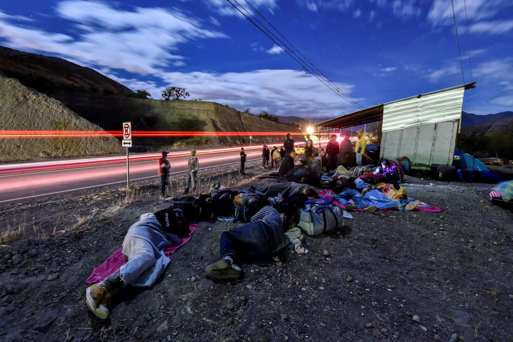 Miles de migrantes venezolanos huyen de su país en busca de mejores condiciones de vida.