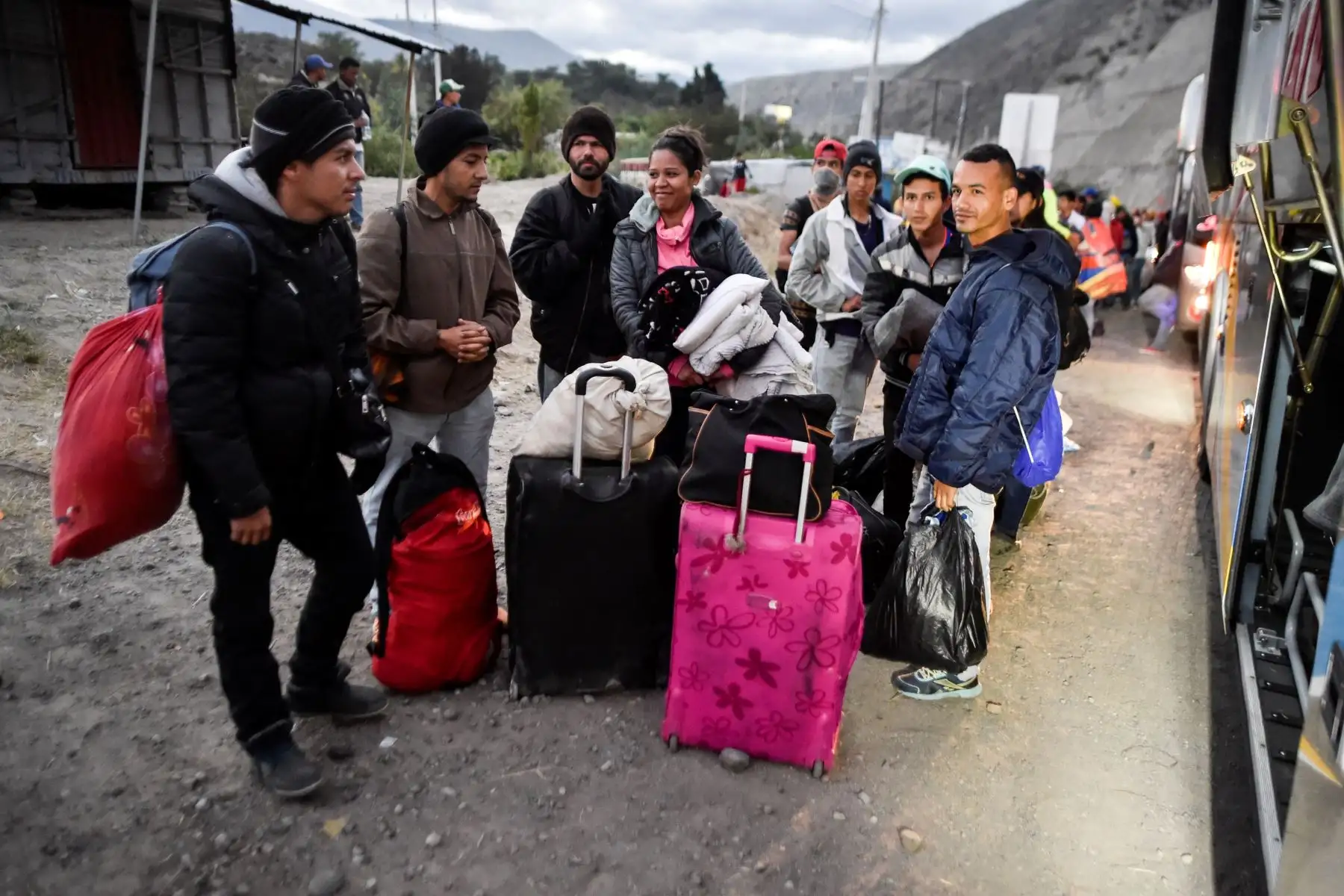 Miles de migrantes venezolanos huyen de su país en busca de mejores condiciones de vida.